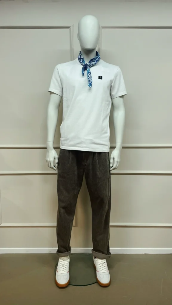 Paspop van mannenkledingwinkel Homme&Home, stoer gekleed met baseball t-shirt