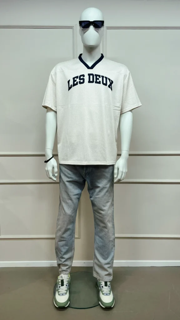 Paspop van mannenkledingwinkel Homme&Home, stoer gekleed met baseball t-shirt